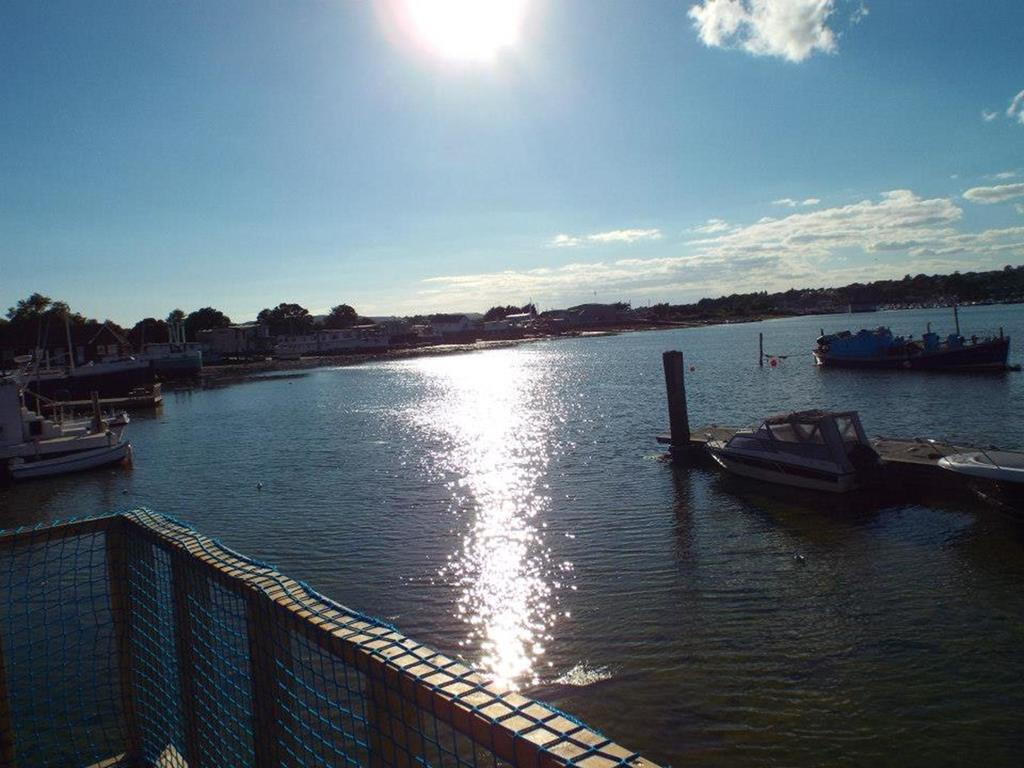 Houseboat Harbourside View Bed and Breakfast Newport  Buitenkant foto