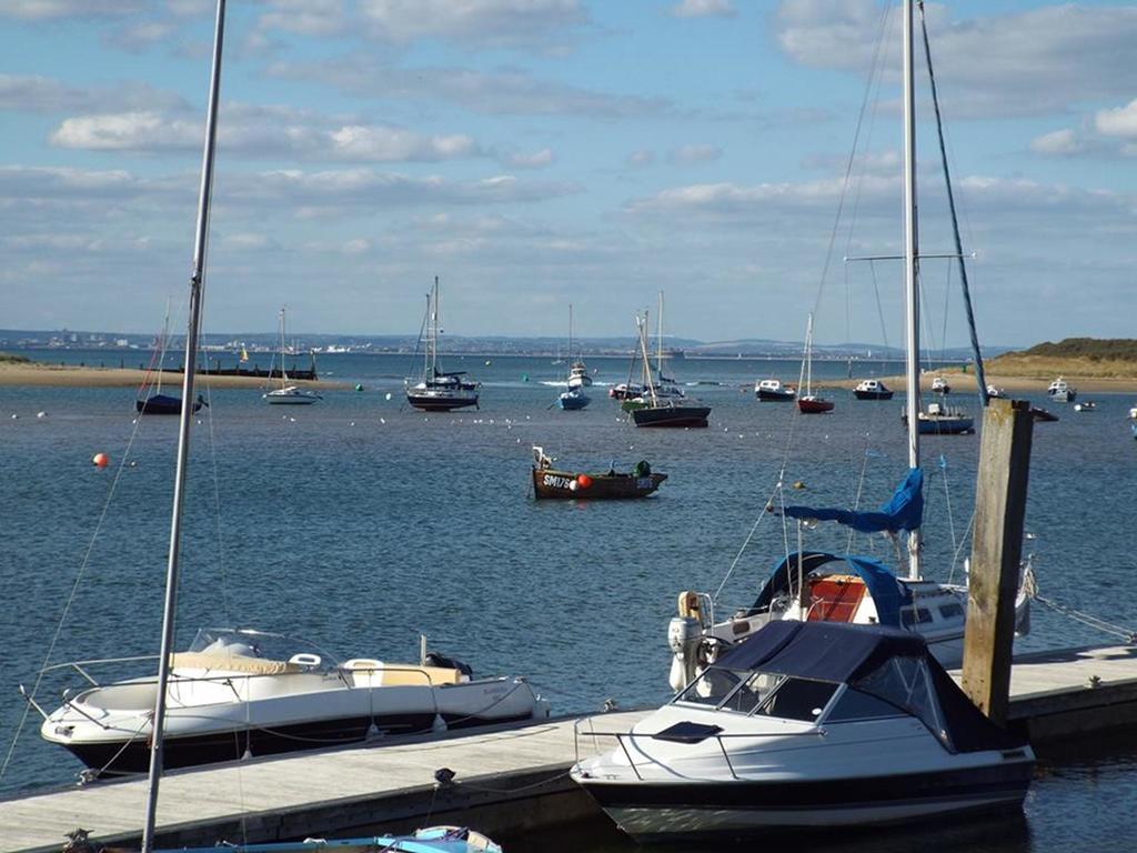 Houseboat Harbourside View Bed and Breakfast Newport  Buitenkant foto